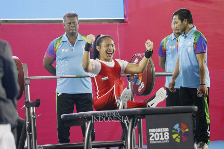 Ni Nengah Widiasih berhasil menyumbangkan medali perak pertama bagi kontingen Indonesia setelah berhasil mencatatkan angkatan 97 kg dibawah lifter Tiongkok Cui Zhe 100 kg.
