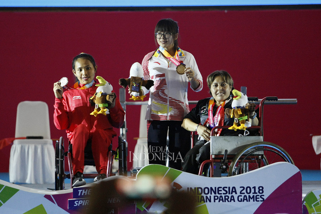 Di hari kedua pagelaran Asian Para Games 2018 ini, Indonesia sudah mengantongi dua medali, yakni medali emas dari cabang olahraga bulutangki dan medali perak dari cabang olahraga paralifting.