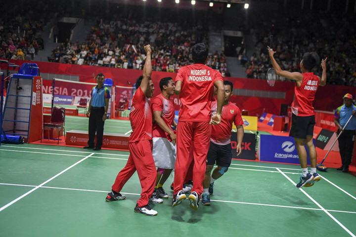 Tim bulu tangkis beregu putra Asian Para Games 2018 meluapkan kegembiraan usai berhasil meraih medali emas cabang olahraga para bulu tangkis Asian Para Games 2018 di Istora Senayan, Jakarta.