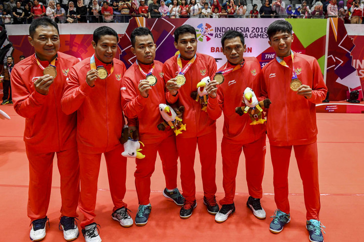 Tim bulu tangkis beregu putra Asian Para Games 2018 berfoto bersama usai meraih medali emas cabang olahraga para bulu tangkis Asian Para Games 2018 di Istora Senayan, Jakarta.