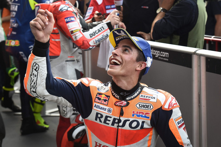 Pebalap tim MotoGP Repsol Honda Marc Marquez tersenyum saat menyapa fans setelah kualifikasi MotoGP Thailand 2018 di Sirkuit Internasional Buriram (6/10). 
