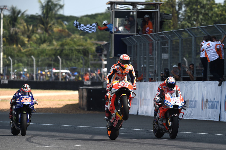 Posisi ketiga ditempati Maverick Vinales. Pembalap Yamaha ini menggungguli Valentino Rossi yang kembali gagal naik podium.