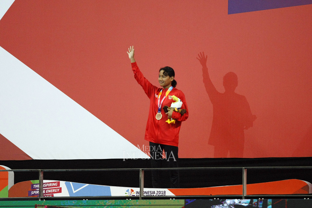 Perenang Indonesia Syuci Indriani menyapa pendukung seusai menerima medali saat mengikuti final renang nomor 200 meter gaya bebas putri S14 Asian Para Games 2018 di Stadion Aquatik GBK, Senayan, Jakarta.