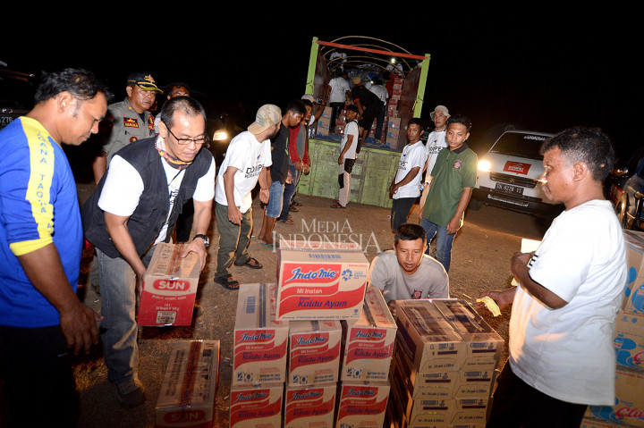 Suasana penyaluran bantuan gempa dan tsunami Palu dan Donggala dari Media Group.