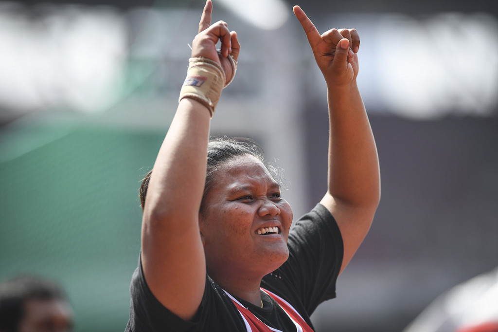 Atlet Indonesia Suparniyati meluapkan kegembiraan setelah memenangkan pertandingan babak final para atletik nomor tolak peluru F20 putri Asian Para Games 2018 di Stadion Utama GBK, Jakarta.