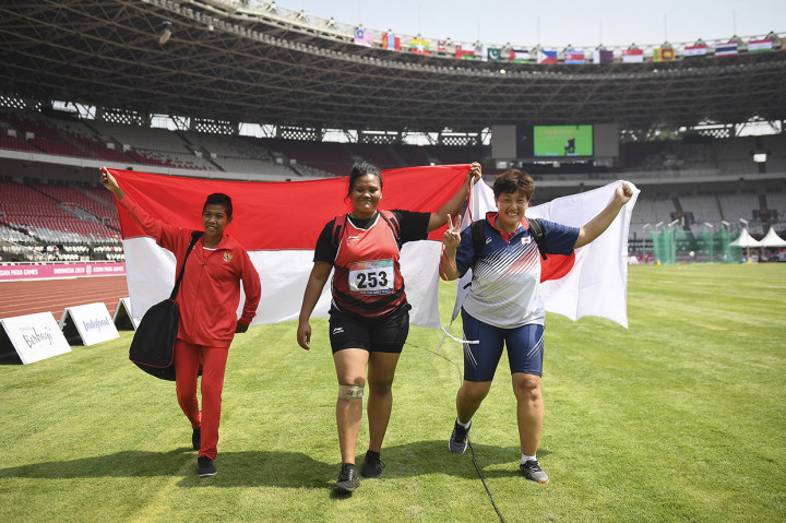 Medali perak diraih atlet Jepang Nakada Hiromi dengan tolakan 10,51 meter. Sementara, atlet Indonesia lainnya, Tiwa, menyumbang perunggu di nomor ini.