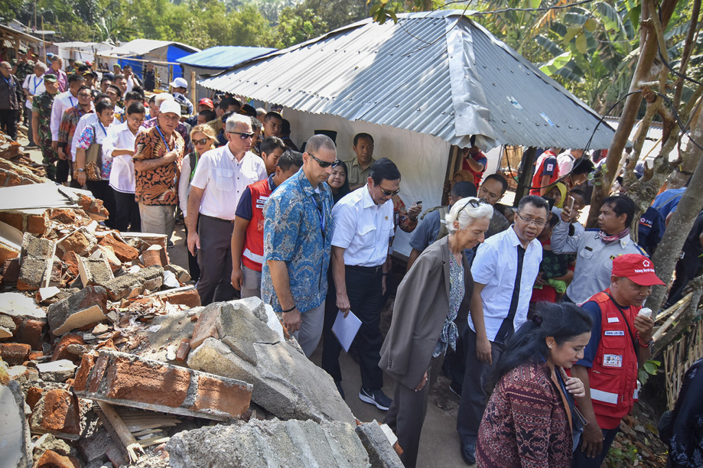 Menko Maritim Luhut Binsar Pandjaitan (kelima kanan) dan Gubernur NTB Zulkieflimansyah (ketiga kanan) mendampingi Direktur Pelaksana International Monetary Fund (IMF) Christine Lagarde (keempat kanan) mengunjungi korban gempa di Desa Guntur Macan, Kecamatan Gunungsari, Lombok Barat, NTB.