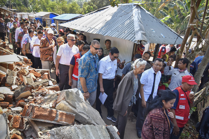Menko Maritim Luhut Binsar Pandjaitan (kelima kanan) dan Gubernur NTB Zulkieflimansyah (ketiga kanan) mendampingi Direktur Pelaksana International Monetary Fund (IMF) Christine Lagarde (keempat kanan) mengunjungi korban gempa di Desa Guntur Macan, Kecamatan Gunungsari, Lombok Barat, NTB.