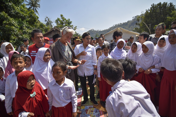 Delegasi IMF mengunjungi korban gempa Lombok untuk melihat langsung keadaan pascagempa, sekaligus memberikan bantuan uang untuk korban gempa Lombok-Sumbawa dan Palu-Donggala senilai Rp2 miliar.