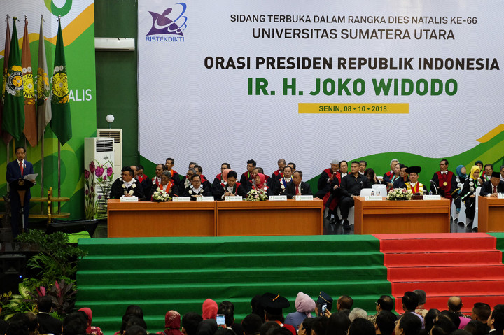 Presiden Joko Widodo (kiri) menyampaikan orasi di kampus Universitas Sumatera Utara (USU), Medan, Sumatra Utara.