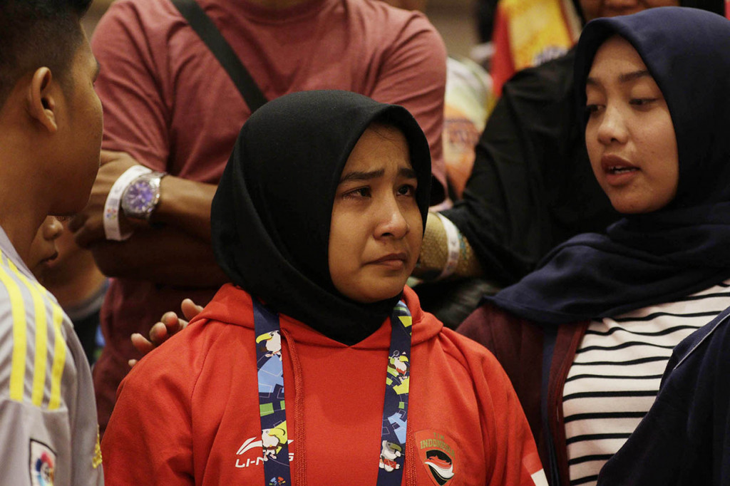Pejudo putri Indonesia Miftahul Jannah meninggalkan arena usai didiskualifikasi dari pertandingan kelas 52 kg blind judo Asian Para Games 2018 di Jiexpo Kemayoran.