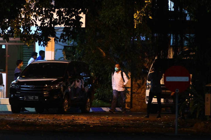 Petugas Komisi Pemberantasan Korupsi (KPK) usai melakukan penggeledahan di rumah dinas Bupati Malang, Jawa Timur, Senin, 8 Oktober malam.