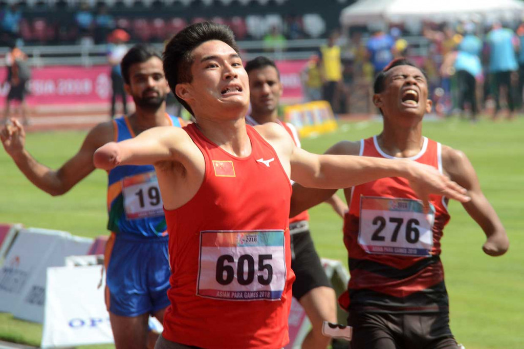 Atlet Tiongkok Hao Wang berhasil menyentuh garis finis pertama disusul atlet Indonesia Rizal Bagus Saktiyono pada nomor lari 200 meter T47 putra pada Asian Para Games 2018, di Stadion Utama Gelora Bung Karno, Jakarta, Rabu, 9 Oktober 2018.