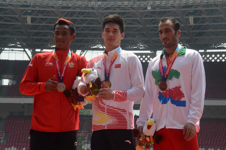 Atlet Tiongkok Hao Wang (tengah) mencatatkan waktu 21,71 detik, disusul Saktiyono (kiri) dengan catatan waktu 22,36 detik, dan sprinter Iran Ahmad Ojaghlou, 22,53 detik.