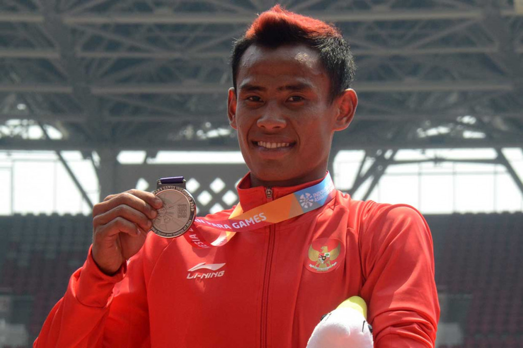 Saktiyono berpose dengan medali perak yang baru saja dia raih.
