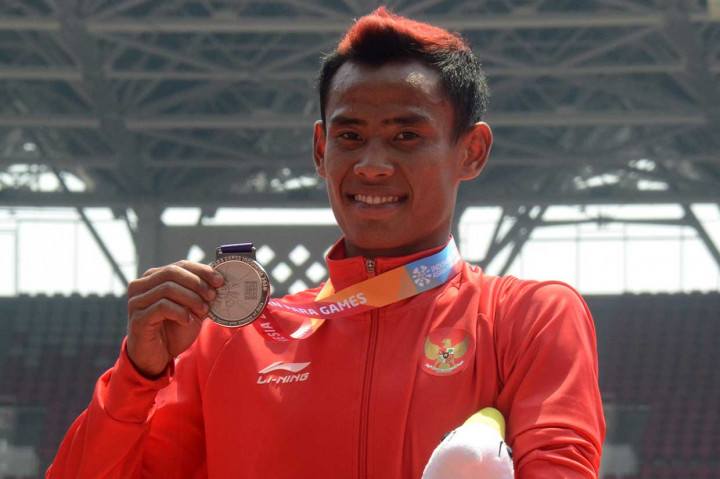 Saktiyono berpose dengan medali perak yang baru saja dia raih.