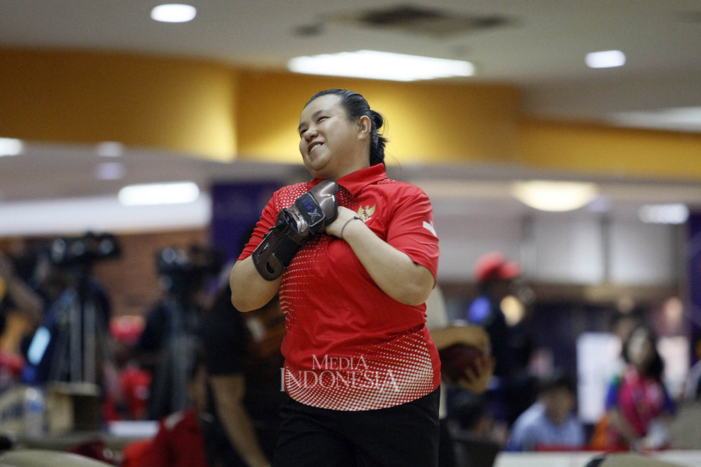 Ekspresi atlet tenpin boling Indonesia Elsa Maris ketika menambah poin saat mengikuti tenpin boling tunggal putri TPB4 Asian Para Games 2018 di Jaya Ancol Bowling, Jakarta.