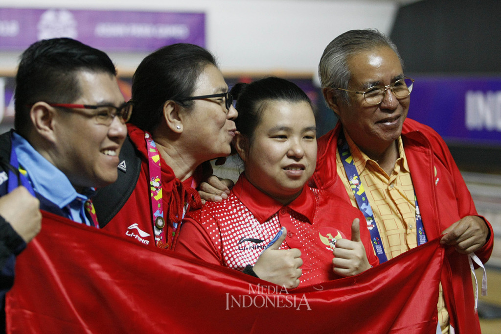 Atlet tenpin boling Indonesia Elsa Maris (kedua kanan) bersama pendampingnya Hazada (kedua kiri) dan lainnya melakukan selebrasi ketika memenangkan tenpin boling tunggal putri TPB4 Asian Para Games 2018 di Jaya Ancol Bowling, Jakarta.