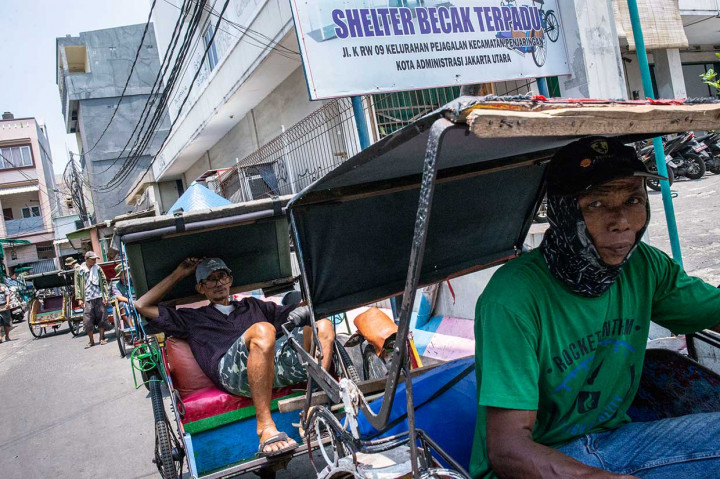 Pengemudi becak menanti penumpang di Shelter Becak Terpadu, di Jalan K Pejagalan, Penjaringan, Jakarta, Selasa, 9 Oktober 2018.