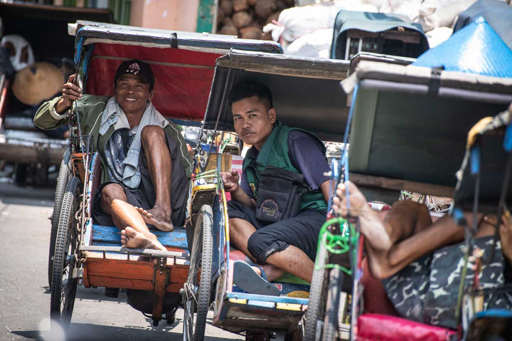 Kelurahan Pejagalan, Kecamatan Penjaringan, Jakarta Utara membangun tiga buah shelter becak terpadu di Jalan K, Jalan Fajar, dan Jalan B.