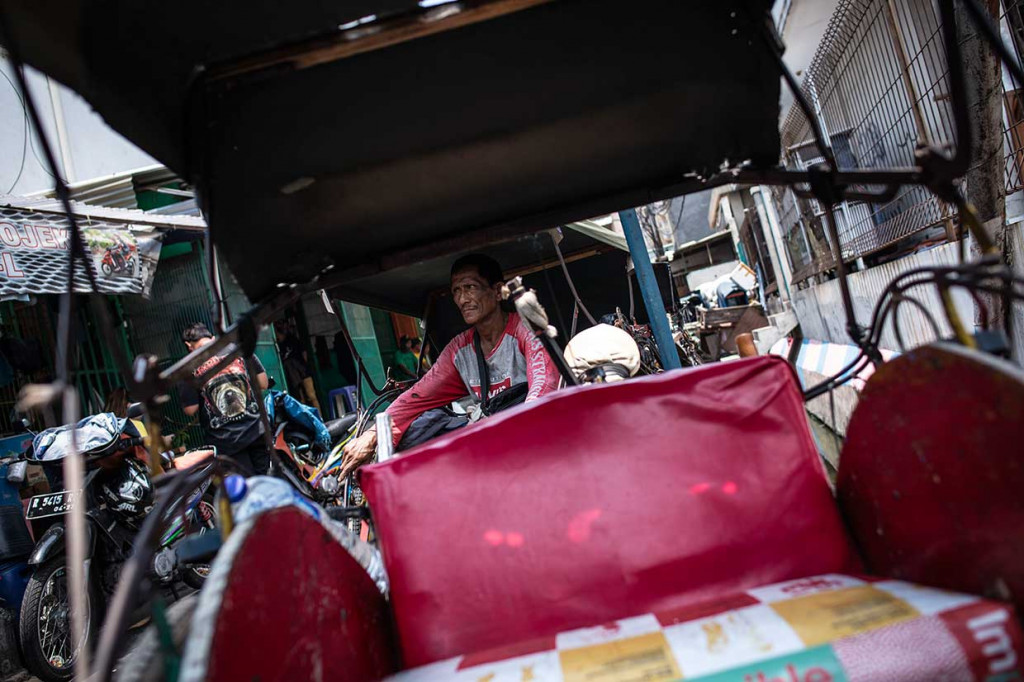 Shelter tersebut menjadi tempat mangkal tukang becak yang beroperasi di wilayah tersebut.