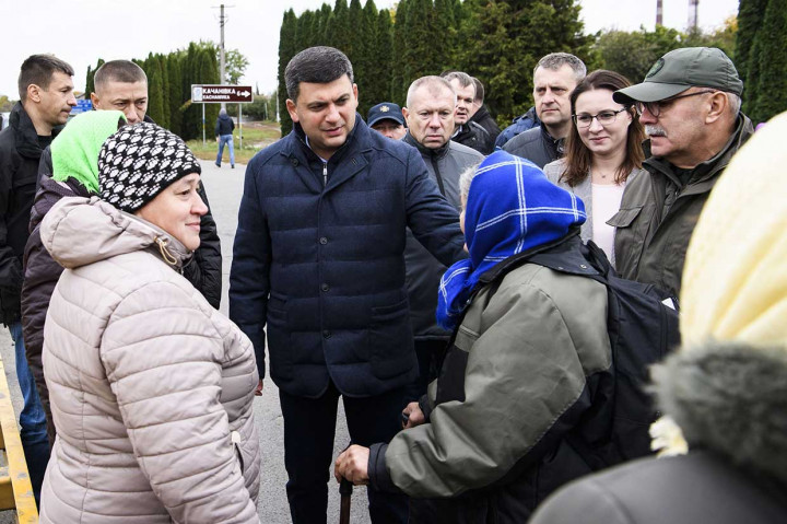 Perdana Menteri Ukraina Volodymyr Groysman berbicara dengan orang-orang yang dievakuasi akibat ledakan gudang senjata di dekat Kota Ichnya, 176 km sebelah timur Kiev, Selasa, 9 Okrober pagi waktu setempat.