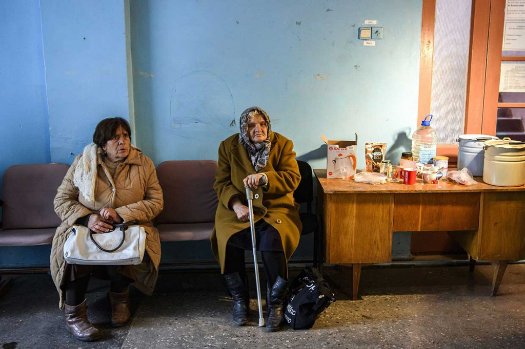 Akibat ledakan, hampir 12 ribu warga harus dievakuasi dari daerah berisiko, termasuk penduduk 38 desa, sementara gas dan listrik diputus untuk mencegah kebakaran. 