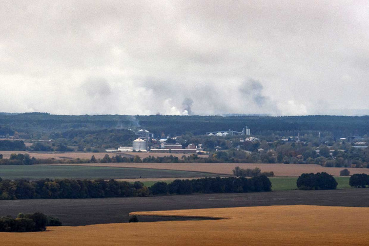 Pihak berwenang menutup wilayah udara dalam radius 30 kilometer di sekitar lokasi, serta jalur kereta api dan lalu lintas kendaraan, sementara lebih dari 100 petugas pemadam kebakaran bekerja di tempat kejadian.