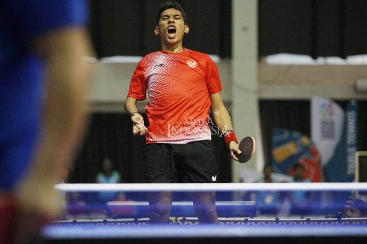 Petenis meja Indonesia David Jacobs melakukan selebrasi ketika berhasil menambah poin atas lawannya petenis meja Tiongkok Lian Hao pada final tenis meja tunggal putra TT10 Asian Para Games 2018 di Ecovention Ancol, Jakarta.