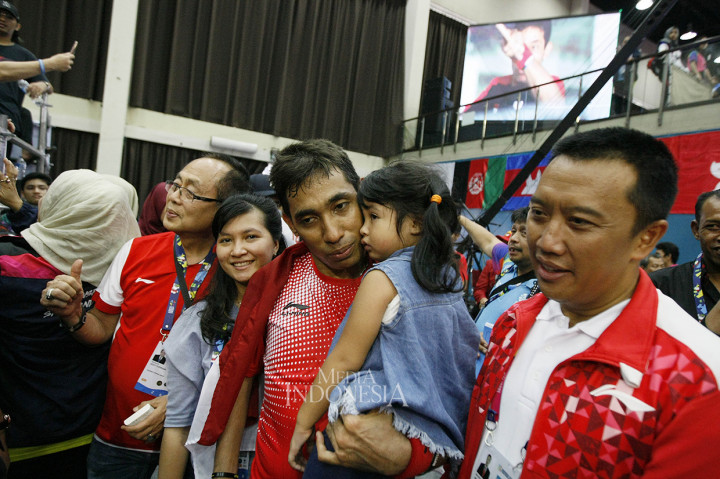 Petenis meja Indonesia David Jacobs melakukan selebrasi bersama keluarganya dan menerima ucapan selamat dari Menpora Imam Nahrawi setelah menang atas lawannya petenis meja Tiongkok Lian Hao pada final tenis meja tunggal putra TT10 Asian Para Games 2018 di Ecovention Ancol, Jakarta
