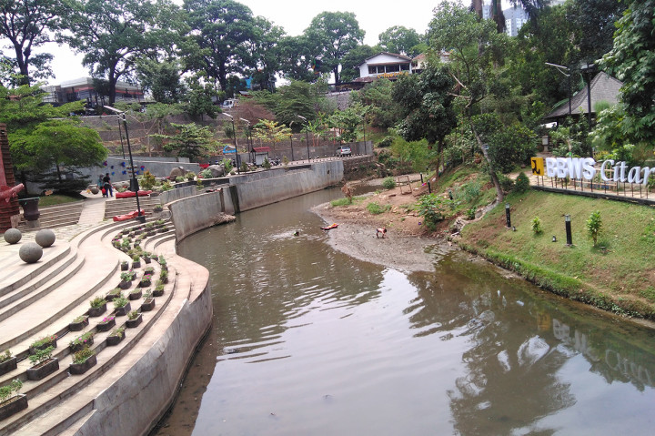 Di Teras Cikapundung, warga disuguhi pemandangan Sungai Cikapundung yang tak berbau dan hampir tak ada sampah yang terlihat.