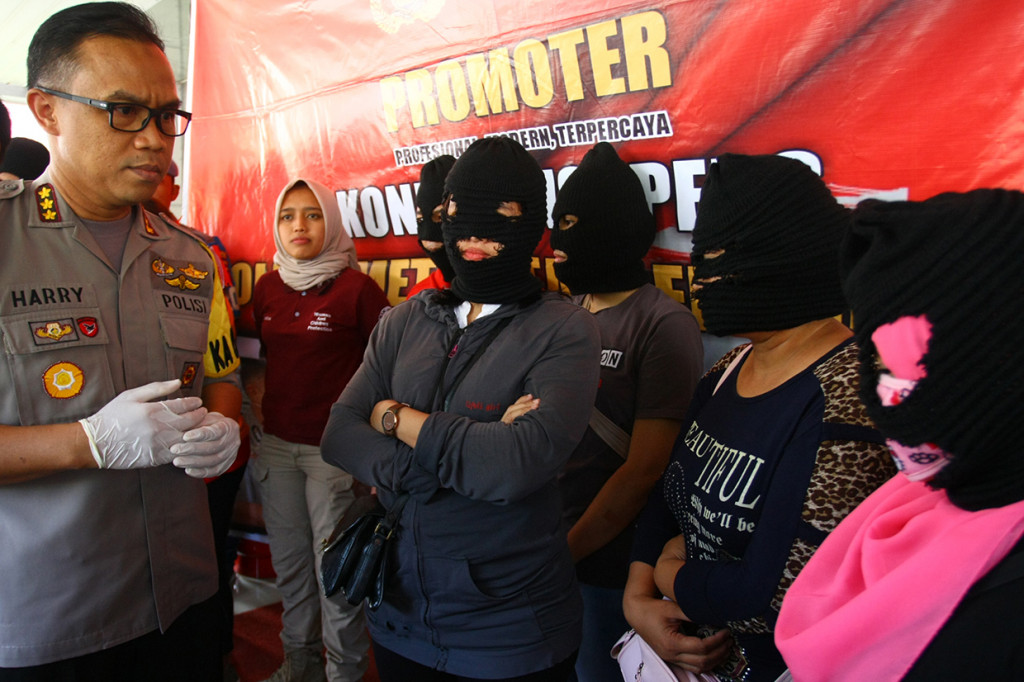 Polisi berhasil membongkar bisnis prostitusi premium call yang sudah beroperasi sejak lima tahun lalu, yang dalam bisnisnya para pelaku menawarkan pembicaraan sex lewat telepon dan juga bisa membooking jasa kencan para operator telepon. 
