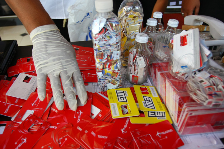 Petugas menunjukkan ratusan kartu seluler yang digunakan untuk bisnis prostitusi premium call saat jumpa pers di Mapolres Tangerang, Tangerang, Banten.