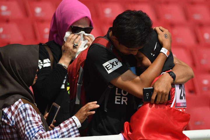 Evi berhasil meraih emas pada nomor tersebut dengan catatan waktu 14,98 detik.