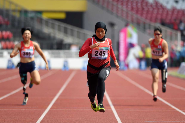 Evi mengungguli dua pelari Jepang Kaede Maekawa dengan catatan waktu 16,89 detik dan Tomomi Tazawa dengan torehan waktu 16,98 detik.
