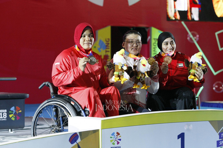 Nurtani Purba merebut perak dari kelas 73 kg putri dengan total angkatan 115 kg.