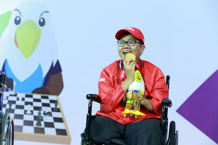 Atlit catur Indonesia Simanja Nasip Farta berpose usai menerima medali emas kelas standar individu putri B1 dalam ajang Asian Para Games 2018. INAPGOC/tjpimagesSetiyo Sc