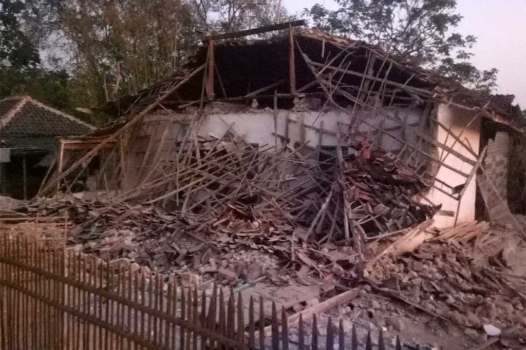 Sebuah rumah di Kecamatan Gayam, Kepulauan Sapudi, Sumenep mengalami kerusakan cukup akibat guncangan gempa 6,3 SR, Kamis, 11 Oktober dini hari WIB.