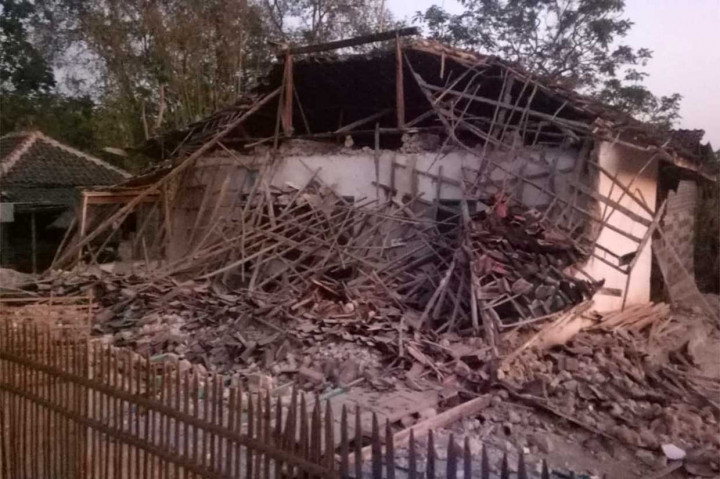 Sebuah rumah di Kecamatan Gayam, Kepulauan Sapudi, Sumenep mengalami kerusakan cukup akibat guncangan gempa 6,3 SR, Kamis, 11 Oktober dini hari WIB.