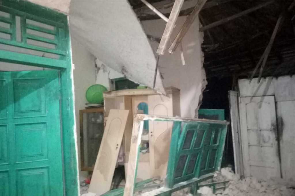 Sembilan warga Kecamatan Gayam menjadi korban reruntuhan bangunan, dengan rincian: dua meninggal dunia dan tujuh mengalami luka. Korban meninggal dunia atas nama Nuril Kamelia (7) dan H Nadar (55).
