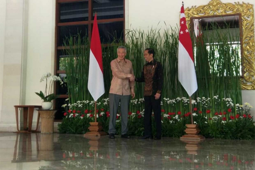 Presiden Joko Widodo menyambut kedatangan PM Singapura Lee Hsien Loong di Laguna Hotel, Bali, Kamis, 11 Oktober.