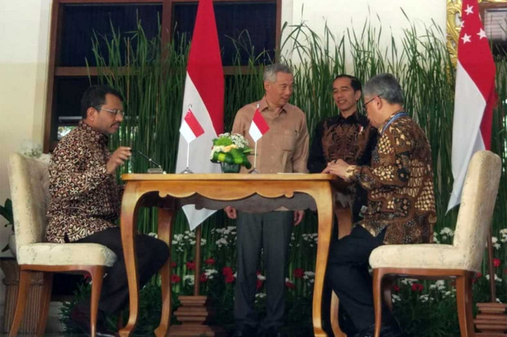Presiden Jokowi dan PM Lee menyaksikan delegasi kedua negara menandatangani MoU.