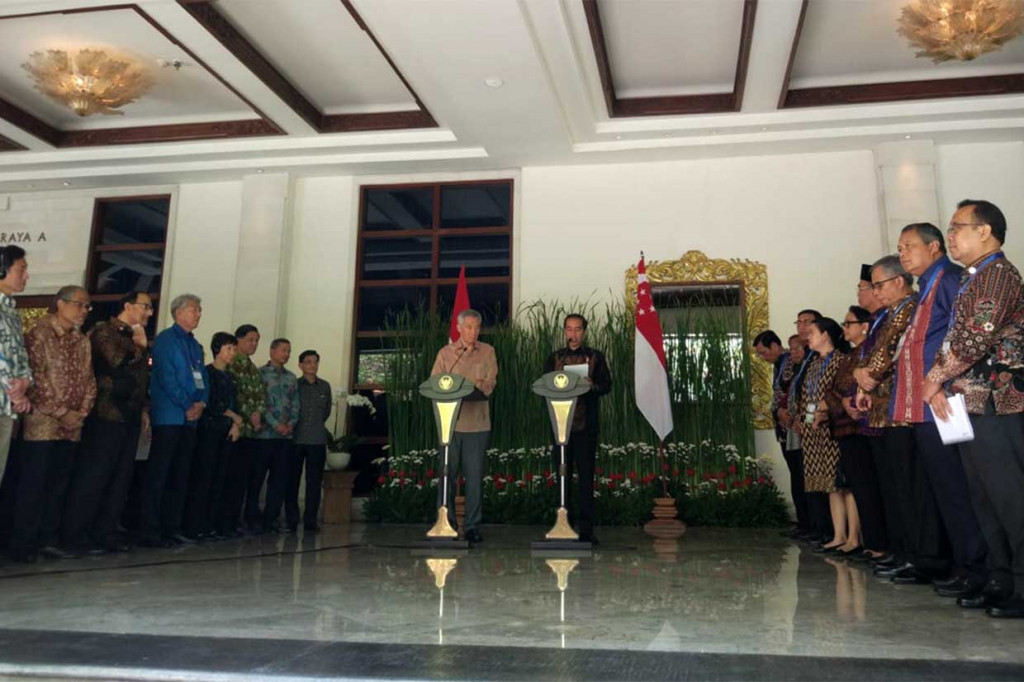 Jokowi dan PM Lee menggelar konferensi pers usai melakukan pertemuan.