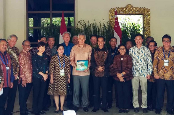 Di akhir pertemuan Jokowi memberikan buku berjudul 'The 10 New Bali' kepada PM Lee.