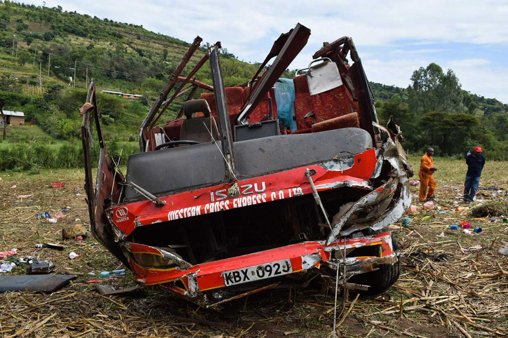 Personel darurat dan pasukan keamanan Kenya memeriksa puing-puing bus di lokasi kecelakaan di Kericho, Kenya barat, Rabu, 10 Oktober 2018 pagi waktu setempat.