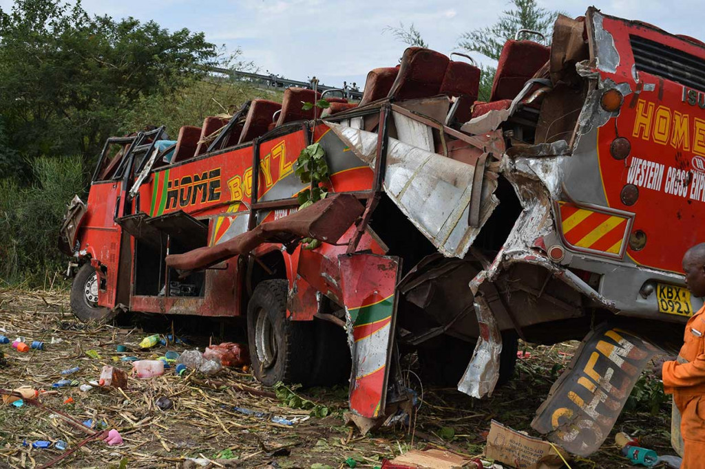 Kecelakan terjadi saat sebuah bus sedang menuruni lereng dan menabrak pembatas jalan sebelum terjun ke satu lembah dan beberapa kali terguling.
