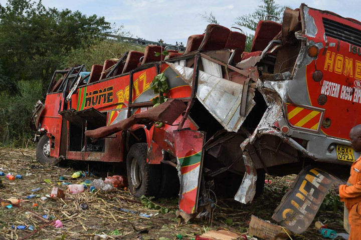 Kecelakan terjadi saat sebuah bus sedang menuruni lereng dan menabrak pembatas jalan sebelum terjun ke satu lembah dan beberapa kali terguling.