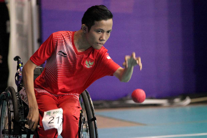 Atlet Indonesia Muhammad Bintang Satria Herlangga melempar bola merah pada pertandingan Mixed Individual-BC2 dalam cabang olahraga Boccia di Tanjung Priok Sports Hall, Jakarta Selasa, 9 Oktober 2018.