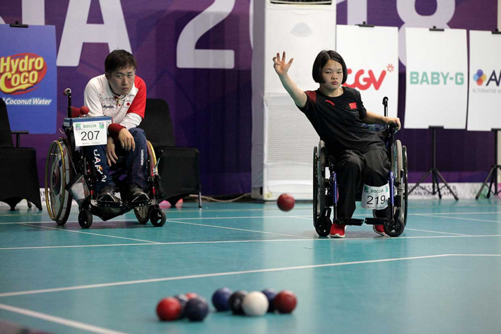 Dalam permainan boccia, atlet penyandang cerebral palsy akan melempar bola berdiameter 100 milimeter dengan berat 275 gram dengan posisi duduk kursi roda.
