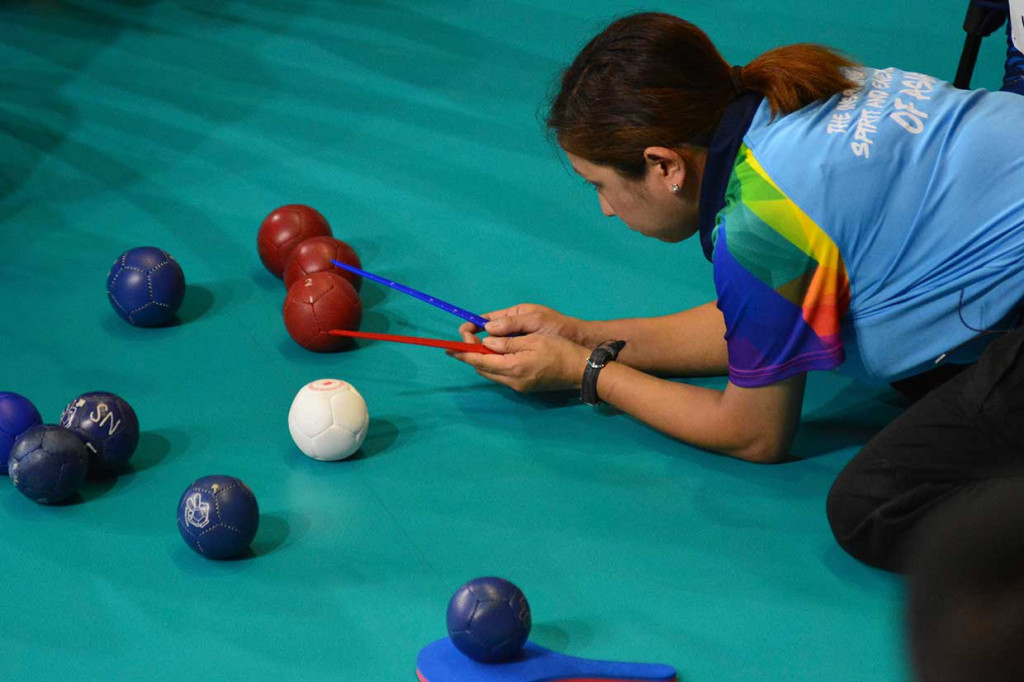 Ada tiga bola yang digunakan dalam pertandingan, yaitu putih sebagai jack, serta merah dan biru. Bola jack akan dilepar pertama dan menjadi sasaran lemparan bola merah dan biru. Pola penilaian dari permainan boccia adalah posisi bola yang paling dekat dengan bola jack.
